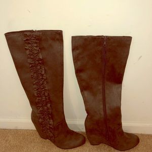 Elle new in box suede like gray ruffle boots